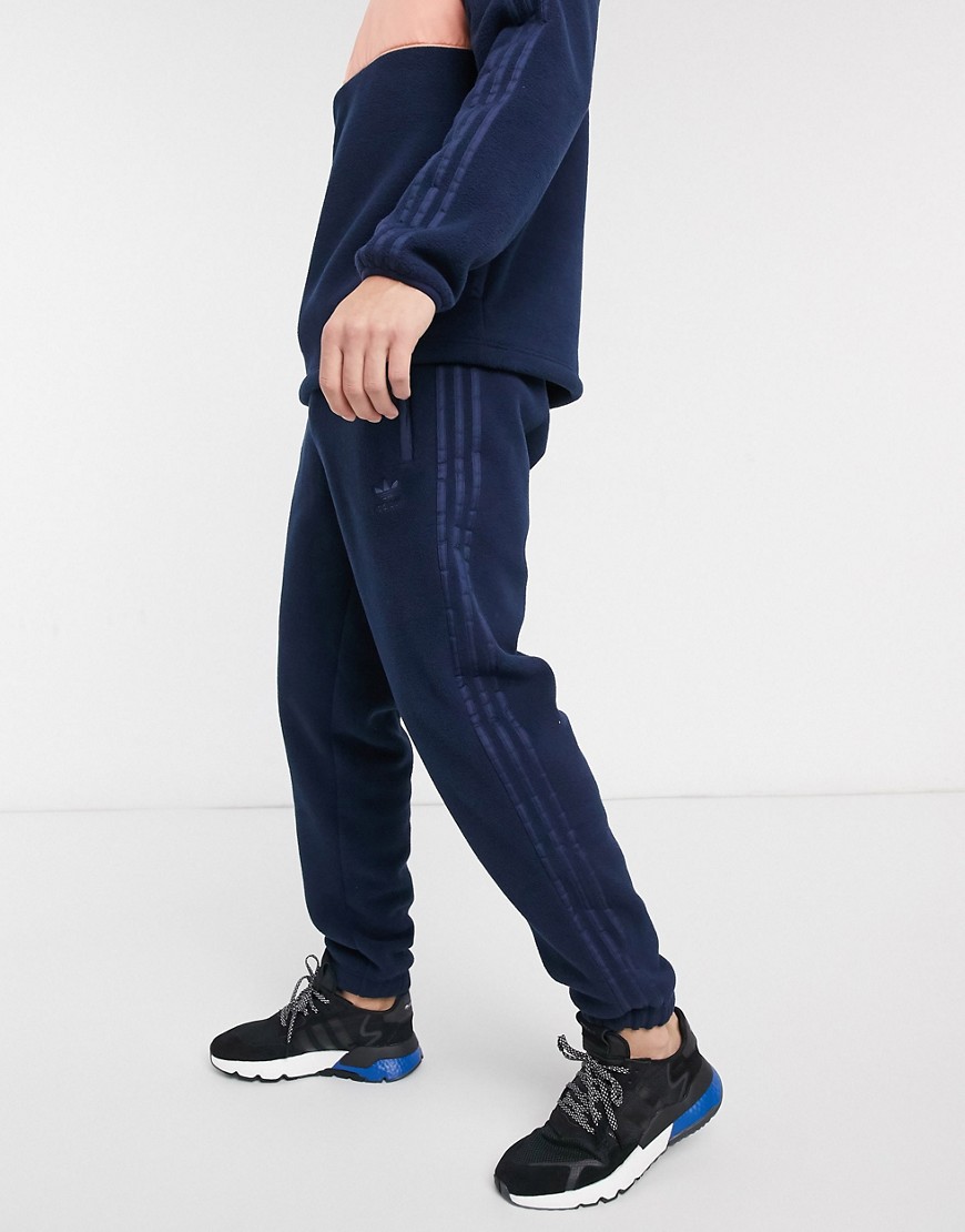 adidas Originals - Joggers in pile polare tecnico blu navy con dettagli riflettenti