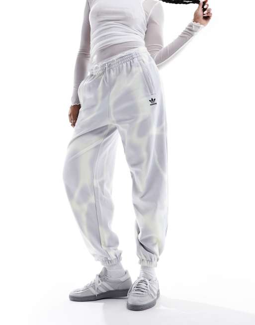adidas Originals - Joggingbroek bedekt met verfprint in grijs