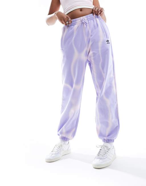 adidas Originals - Joggingbroek met all-over kleurstofprint in paars