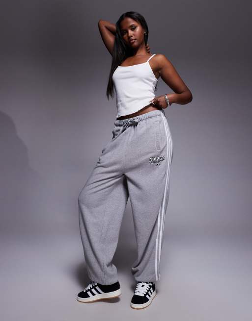 adidas Originals - Joggingbroek met grafische print aan de voorkant in grijs