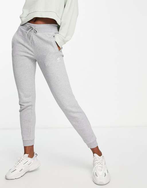 adidas Originals - Joggingbroek met smalle pijpen en boorden in grijs