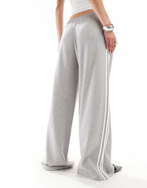 adidas Originals Joggingbroek van badstof met wijde pijpen en 3 Stripes in grijs
