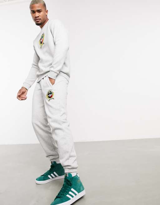 adidas Originals - Joggingbukser i grå fleece med college-emblem - Del af sæt