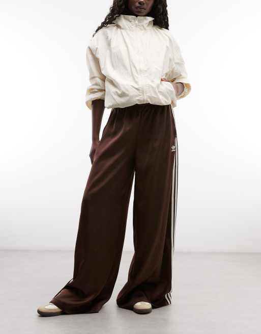 adidas Originals – Jogginghose aus Satin in Braun mit weitem Schnitt  , 2 von 5