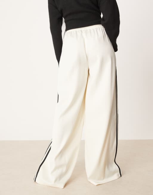 adidas Originals – Jogginghose aus Satin in Cremeweiß mit weitem Schnitt, 2 von 5