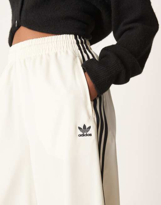 adidas Originals – Jogginghose aus Satin in Cremeweiß mit weitem Schnitt, 5 von 5