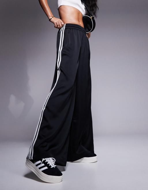 adidas Originals Jogginghose aus Satin in Schwarz mit weitem Schnitt