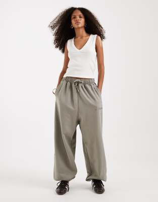 adidas Originals - Jogginghose in dunklem Khaki mit linearem Logo-Grün