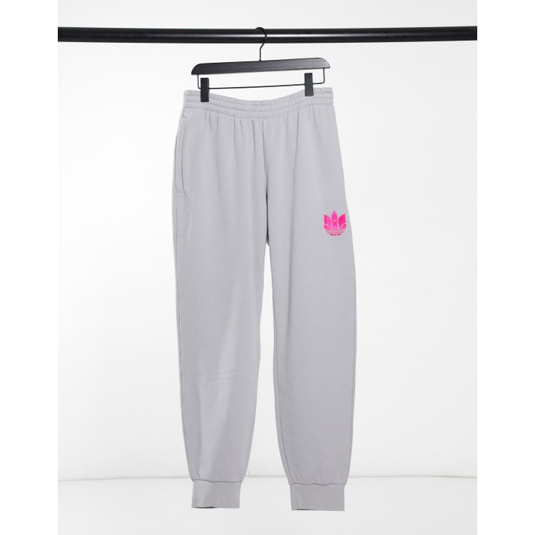 adidas Originals Jogginghose in Grau mit rosafarbenem 3D Dreiblatt Logo ASOS