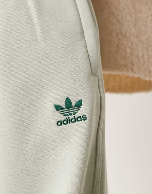 adidas Originals – Jogginghose in Salbeigrün mit offenem Saum, 4 von 4
