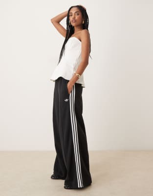 adidas Originals - Jogginghose in Schwarz mit weitem Bein und den drei Streifen