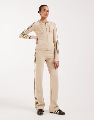 adidas Originals - Jogginghose mit geradem Schnitt in Khaki und Gelb-Grün
