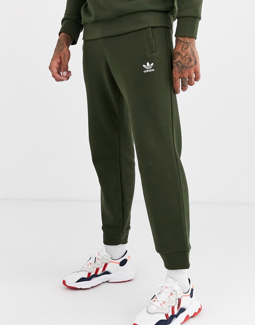 Adidas Originals – Kakifärgade joggingbyxor med broderad logga-Grön