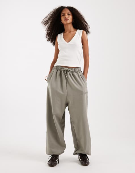 adidas Originals - Kakifarvede joggingbukser med lineært logo - view 1