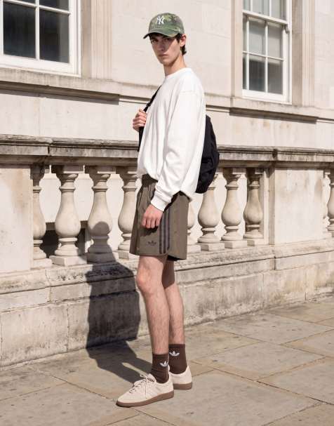 adidas Originals - Kakigrønne løbeshorts med tre striber - view 1
