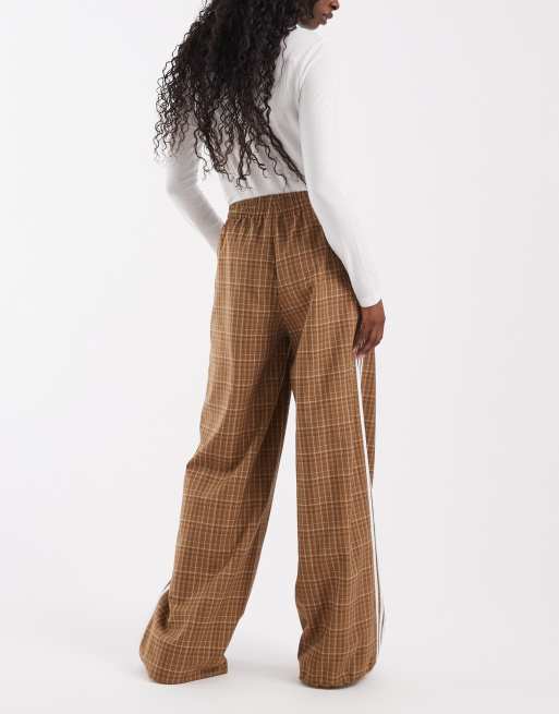 adidas Originals karierte Trainingshose in Braun, exklusiv bei ASOS, 3 von 5