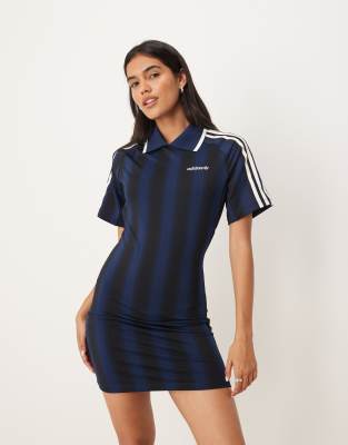 adidas Originals - Kleid im Fußballtrikot-Stil in Night Indigo mit Grafik-Blau