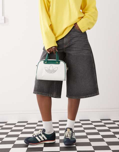 adidas Originals – Kleine Bowlingtasche in Wollweiß und Grün - view 1