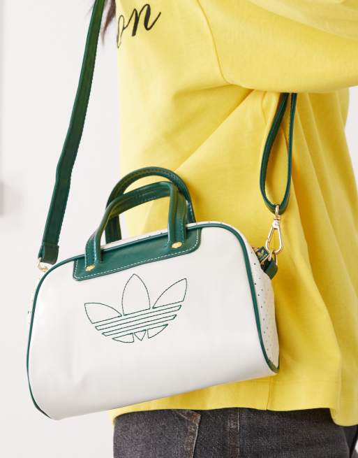 adidas Originals – Kleine Bowlingtasche in Wollweiß und Grün ASOS