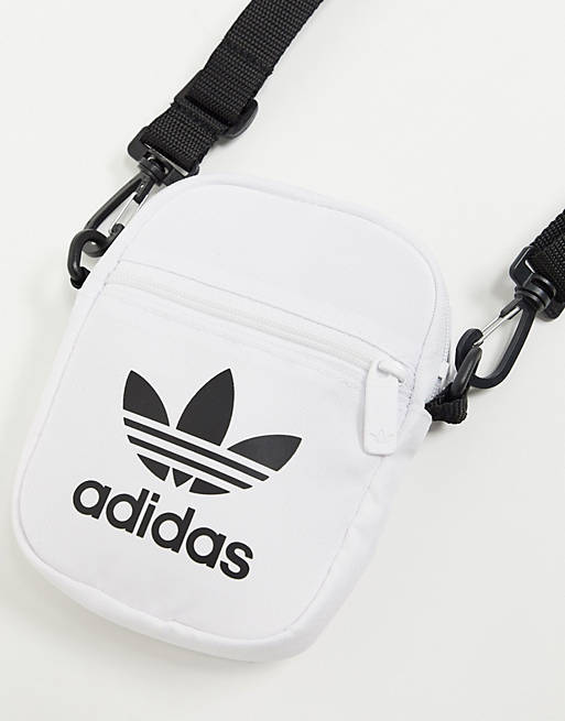 molestarse Visión Bolsa adidas Originals – Kleine Tasche mit Dreiblattlogo, in Weiß | ASOS