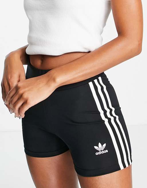 adidas Originals – Knapp geschnittene Shorts in Schwarz mit den drei Streifen 