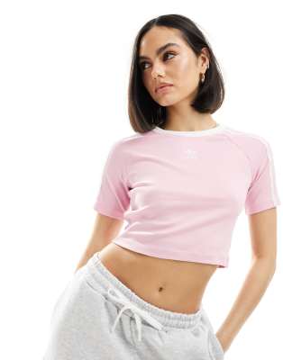 adidas Originals - Knapp geschnittenes T-Shirt in Pastellrosa mit den drei Streifen