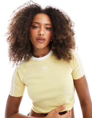 adidas Originals - Knapp geschnittenes T-Shirt in Pudergelb mit den drei STreifen
