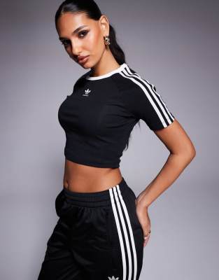 adidas Originals - Knapp geschnittenes T-Shirt in Schwarz mit den drei Streifen