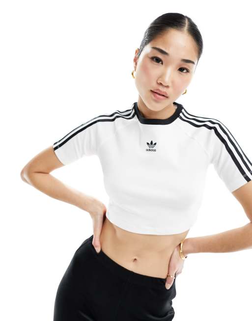 adidas Originals – Knapp geschnittenes T-Shirt in Weiß mit drei Streifen