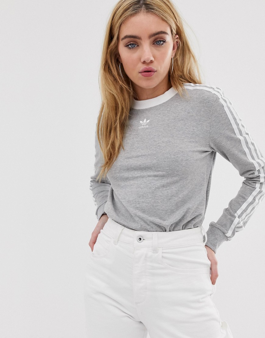 adidas Originals – Lånägmrad T-shirt med tre ränder i grå färg