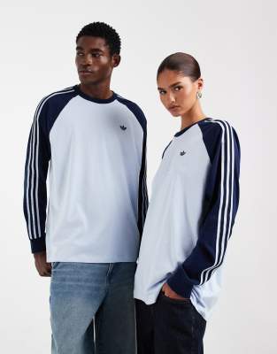 adidas Originals - Langärmliges Ringer-T-Shirt in Hellblau und Marineblau