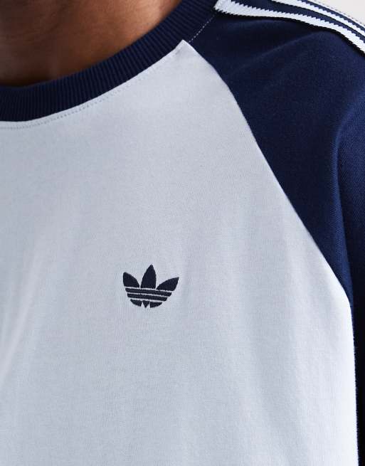 adidas Originals – Langärmliges Ringer-T-Shirt in Hellblau und Marineblau, 3 von 4