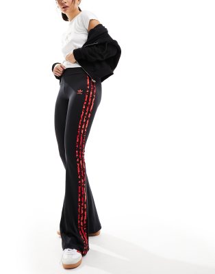 adidas Originals - Leopard Luxe - Ausgestellte Leggings in Rot mit den drei Steifen in Leopardenmuster-Schwarz