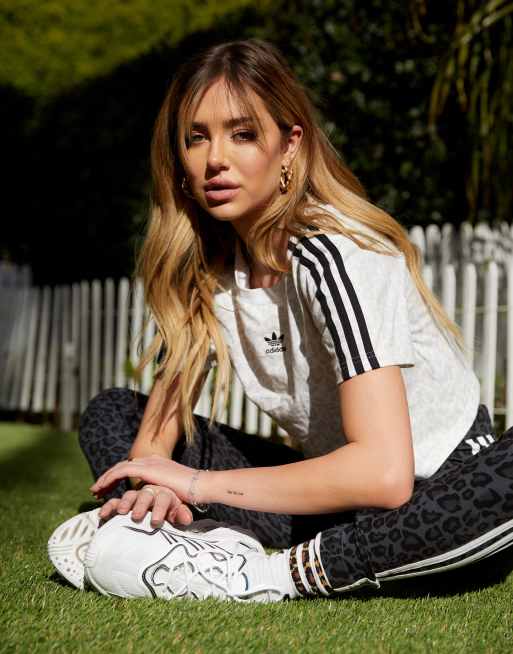 adidas Originals - 'Leopard Luxe' - Cropped T-shirt in gebroken wit