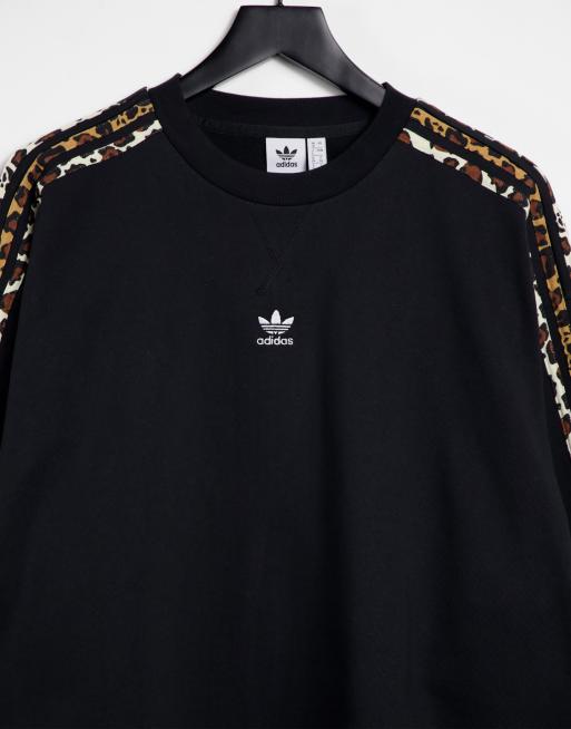 adidas Originals Leopard Luxe Oversize Sweatshirt in Schwarz mit drei Streifen mit Leopardenmuster