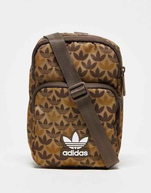 adidas Originals - Lille crossbody-taske med monogram-print