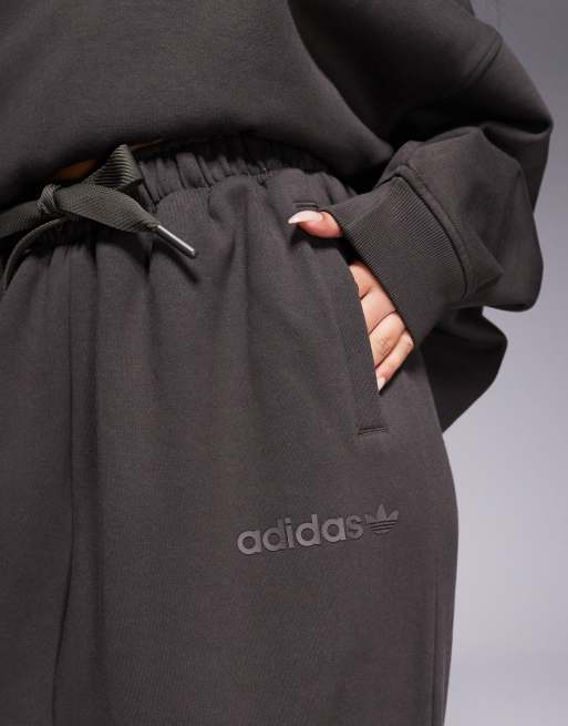 adidas Originals linear logo joggers in dark khaki, 3 of 5