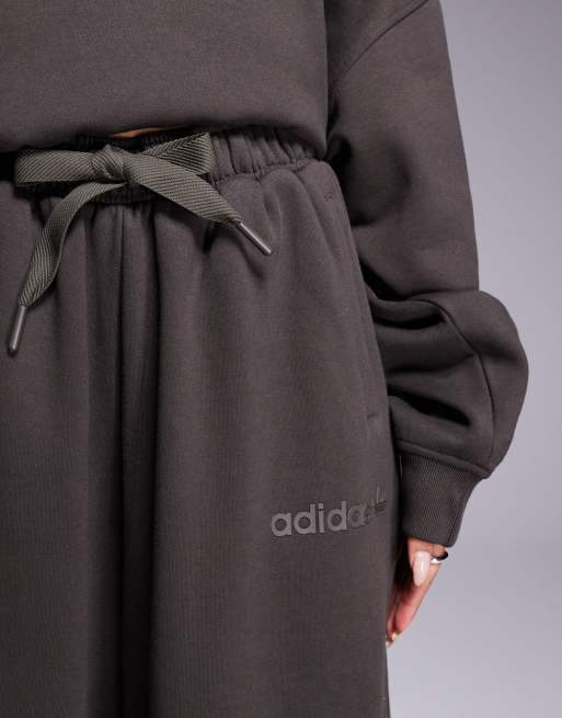 adidas Originals linear logo joggers in dark khaki, 5 of 5