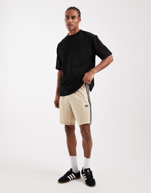 adidas Originals – Locker geschnittene Design-Shorts in Stone-Khaki mit den 3 Streifen, 2 von 5