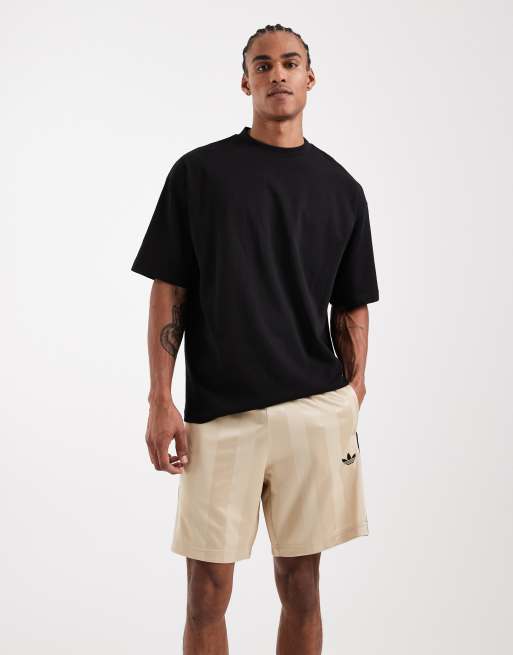 adidas Originals – Locker geschnittene Design-Shorts in Stone-Khaki mit den 3 Streifen, 3 von 5