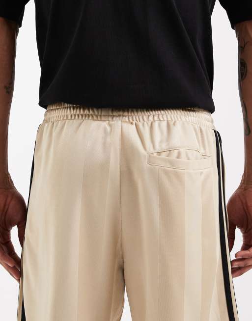 adidas Originals – Locker geschnittene Design-Shorts in Stone-Khaki mit den 3 Streifen, 4 von 5