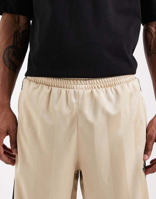 adidas Originals – Locker geschnittene Design-Shorts in Stone-Khaki mit den 3 Streifen, 5 von 5