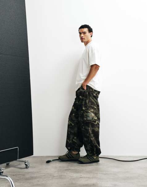 adidas Originals locker geschnittene Hose im Military-Muster - view 1