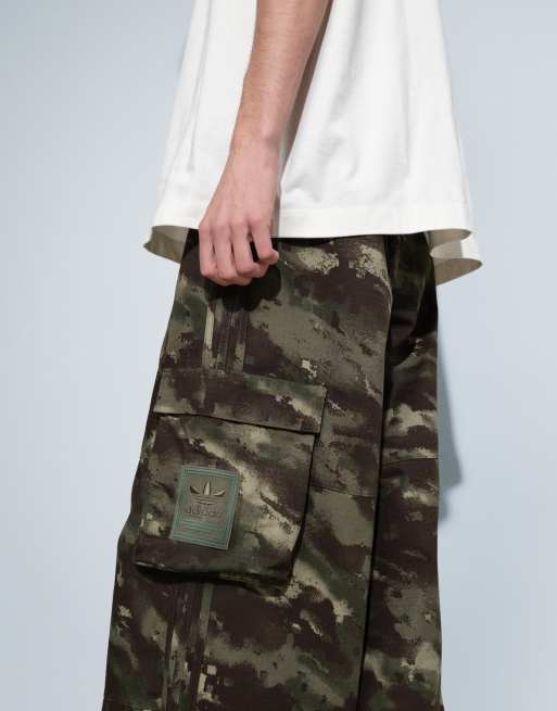 adidas Originals locker geschnittene Hose im Military-Muster, 4 von 9