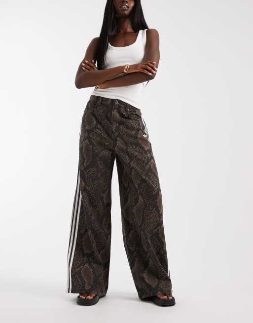 adidas Originals – Locker geschnittene Jeans mit Schlangenmuster in Dunkelbraun, 2 von 5