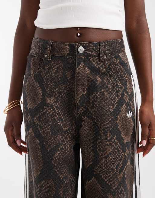 adidas Originals – Locker geschnittene Jeans mit Schlangenmuster in Dunkelbraun, 4 von 5