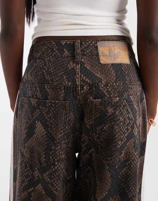 adidas Originals – Locker geschnittene Jeans mit Schlangenmuster in Dunkelbraun, 5 von 5