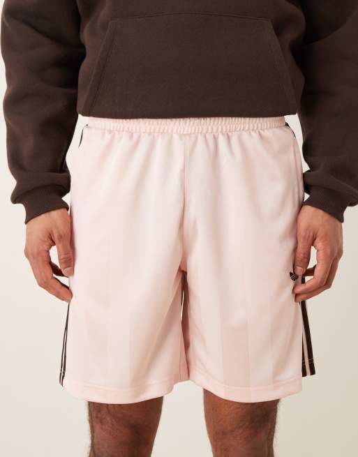 adidas Originals – Locker geschnittene Shorts in sandigem Rosa mit 3 Streifen, 4 von 5