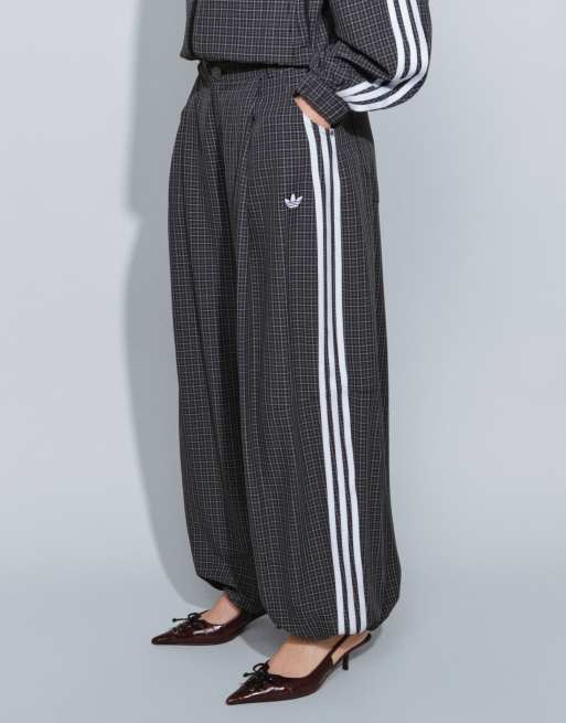 adidas Originals lockere Hose mit Karomuster in Schwarz, 2 von 9