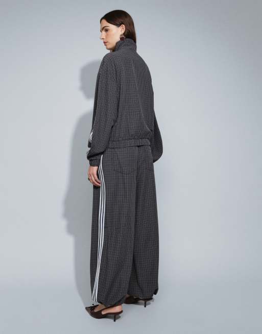adidas Originals lockere Hose mit Karomuster in Schwarz, 4 von 9